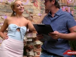 Nympho milf tempts Hund stud