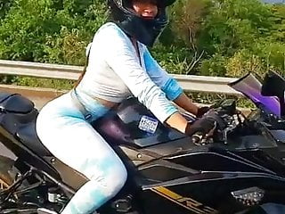 CULONA EN LEGGINS EN MOTO