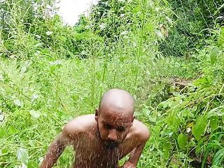 Kinky clean-shaven dady alone in woods ,kinky and tub ?