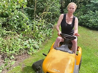 Spurting on a Lawnmower, You Must watch This wild cougar