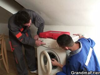 2 repairmen bang wood-greedy elder grannie