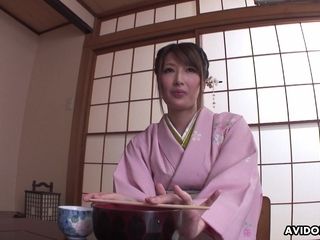 Asian geisha Keiko Shinohara is draining vag in front of customers